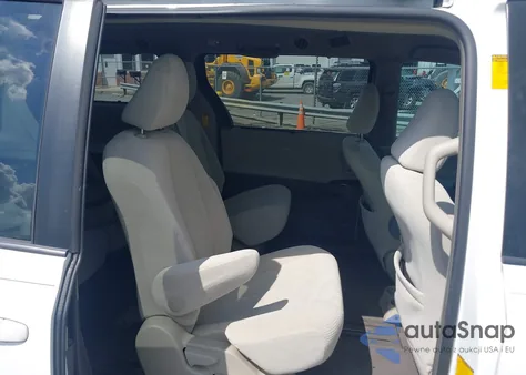 2014 Toyota Sienna Le V6 8 Passenger z USA, uszkodzony, nr VIN 5TDKK3DC3ES438458